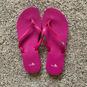 Sanuk fushia flip flop